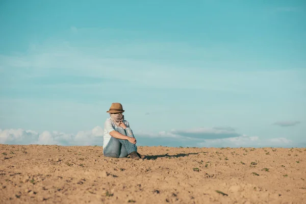 Femme en vacances en plein air — Photo