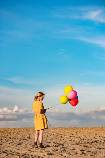 Mujer joven con globos de juguete — Foto de Stock
