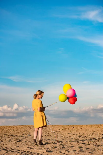 Jeune femme avec des ballons jouets — Photo