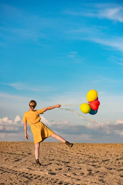 Mladá žena s hračkou balónky — Stock fotografie