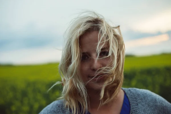 Frauenporträt im Wind — Stockfoto