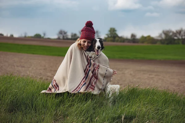 Wanita muda dan anjingnya di luar — Stok Foto