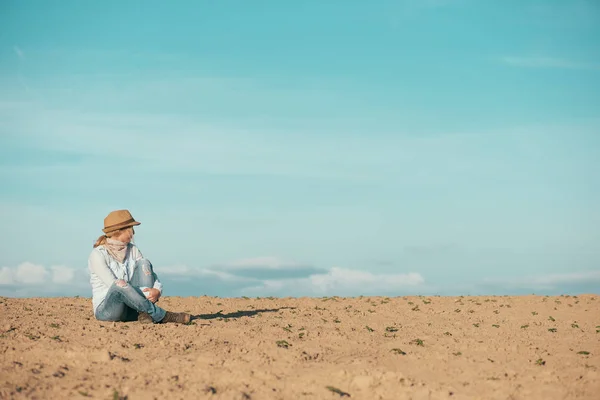 Joven viajero mujer al aire libre — Foto de Stock