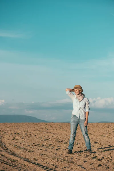 Joven viajero mujer al aire libre —  Fotos de Stock