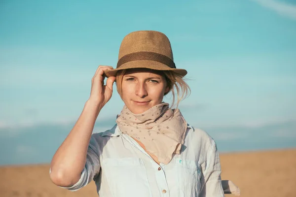 Junge Reisende Frau im Freien — Stockfoto