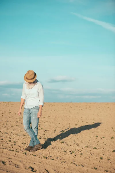 Genç Gezgin kadın açık