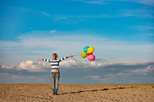 Doğum günü kızı oyuncak balonlarla açık Kollarını açarak — Stok fotoğraf