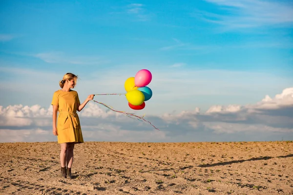 Nő és a játék léggömbök — Stock Fotó