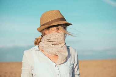 Kadın tatil açık poz üzerinde