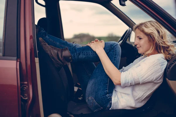 Kobieta, leżąc w wnętrza samochodu — Zdjęcie stockowe