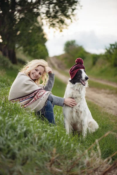 Kvinnan och hennes hund utomhus — Stockfoto