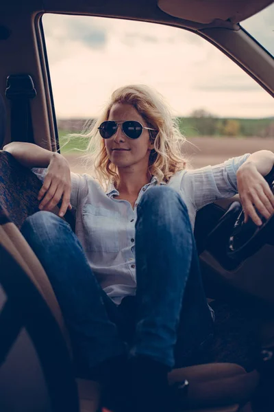 Femme couchée dans l'intérieur de la voiture — Photo