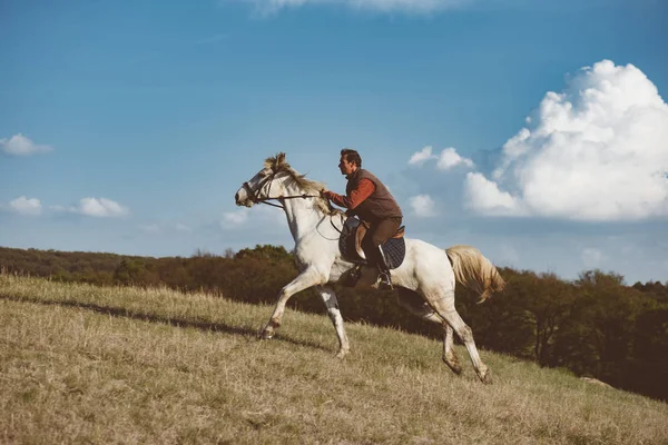 Man på vit häst — Stockfoto