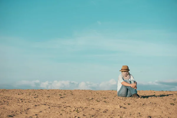 Frau im Urlaub, Reisekonzept — Stockfoto