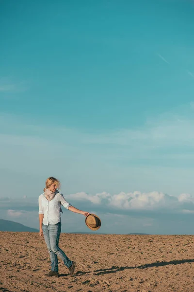 Femme en vacances posant en plein air — Photo