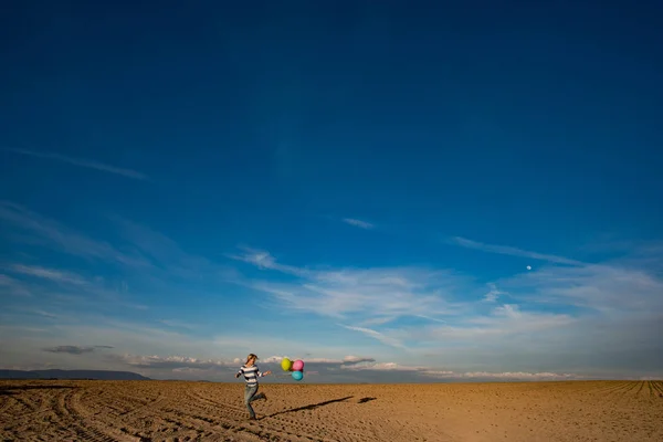 Jonge vrouw met speelgoed ballonnen — Stockfoto