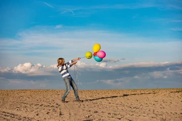 Jeune femme avec des ballons jouets — Photo