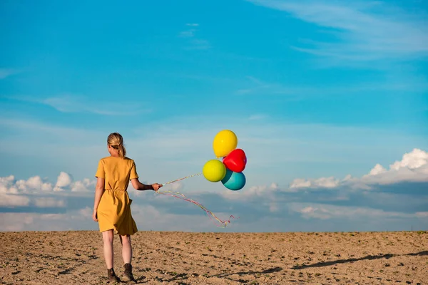 Ung kvinna med leksak ballonger — Stockfoto