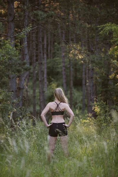 Adatta donna che fa allenamento nella foresta — Foto Stock