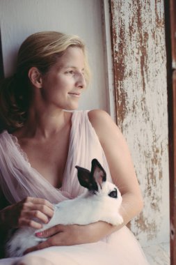 Şirin tüylü tavşan, closeup tutan kadın