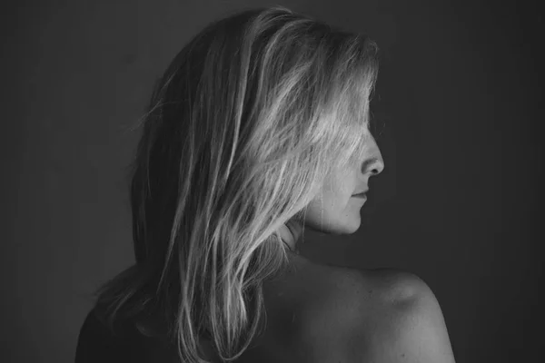 Gambar profil dari wanita rambut panjang yang cantik — Stok Foto