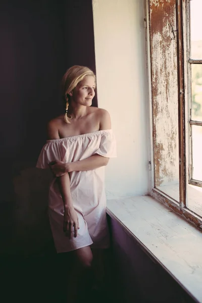 Linda mujer joven adulta retrato por la ventana — Foto de Stock