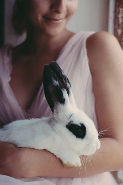 Frau hält niedliche flauschige Kaninchen, Nahaufnahme — Stockfoto