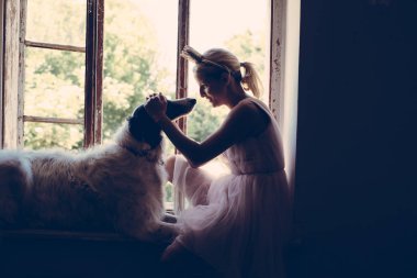 köpeğiyle oynayan genç kız 