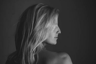 Güzel uzun saçlı kadın portresi profili