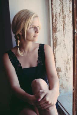 Sevimli kadın evde pencereden dışarı bakarak