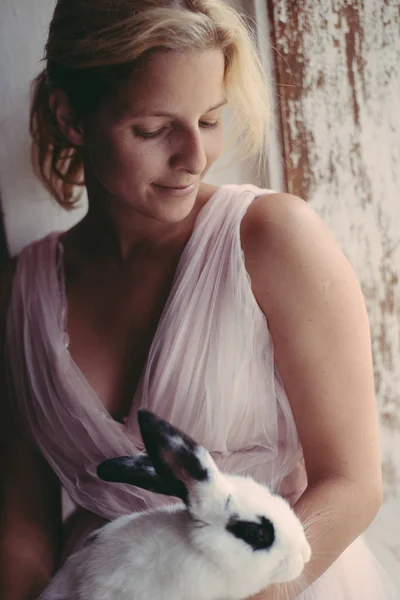 Vrouw met schattige fluffy konijn, close-up — Stockfoto