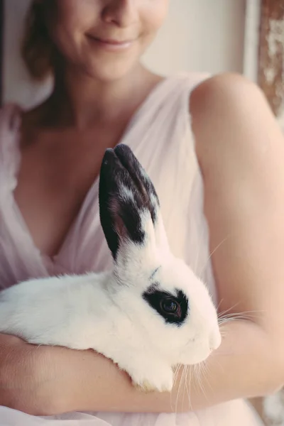 かわいいふわふわウサギ、クローズ アップを保持している女性 — ストック写真