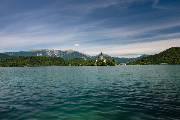 Liten kyrka på en liten ö. Sjön bled. Härligt resa destination i Europa. — Stockfoto