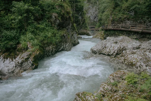 Dağ nehir. Doğa kavramının Kuvvetleri. — Stok fotoğraf