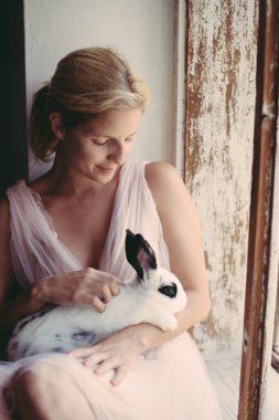 Şirin tüylü tavşan, closeup tutan kadın