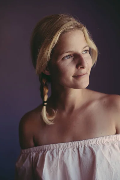 Close-up van portret van lachende jonge blonde vrouw — Stockfoto