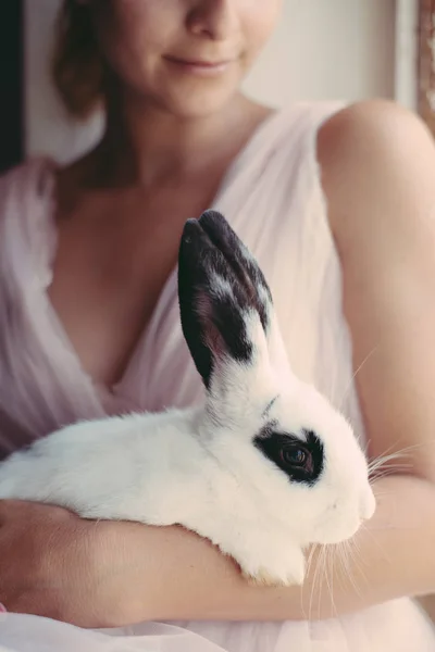 かわいいふわふわウサギ、クローズ アップを保持している女性 — ストック写真