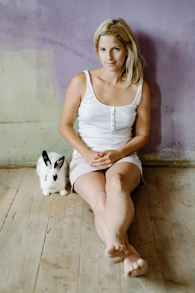 Moda piękny portret pięknej damy z biały królik w kolorowy Pokój Xtensive — Zdjęcie stockowe