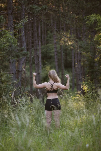Sportif kadın egzersiz açık yapmak — Stok fotoğraf
