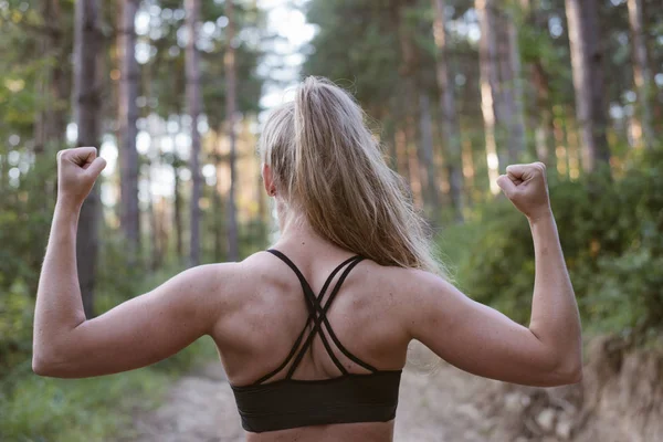 Sportif kadın egzersiz açık yapmak — Stok fotoğraf