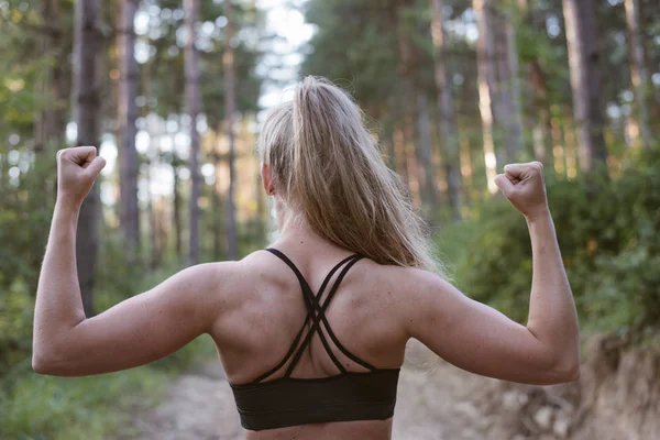 Femme sportive faisant de l'exercice en plein air — Photo