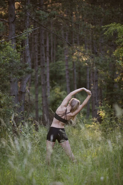 Porträt einer Fitness-hübschen Frau, die sich die Hände streckt — Stockfoto