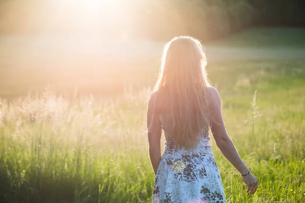 Dospívající dívka těšit se sluncem v záři večer — Stock fotografie
