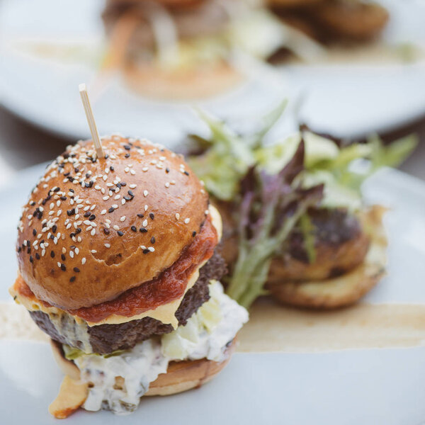 Big juicy burger with bacon and grill potato. Tasty hamburger — Stock Photo, Image
