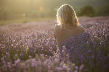 Lavanta alanda çıplak kadın