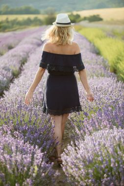 Lavanta tarlasında genç bir kadın.
