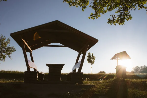 Gazebo au coucher du soleil. Cabane de vacances sur la plage . — Photo