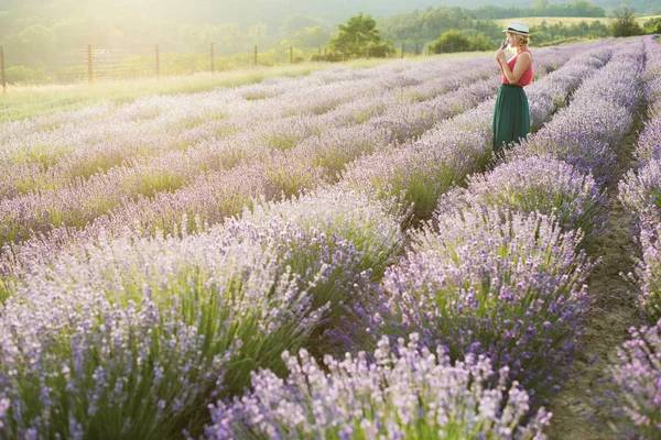 Jovem mulher no campo de lavanda. — Fotografia de Stock