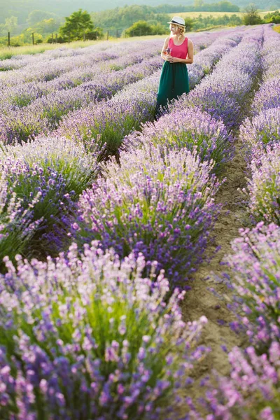 Jovem mulher no campo de lavanda. — Fotografia de Stock