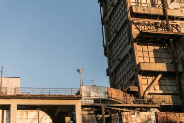 Terk edilmiş fabrika binası, paslı eski yapılar.